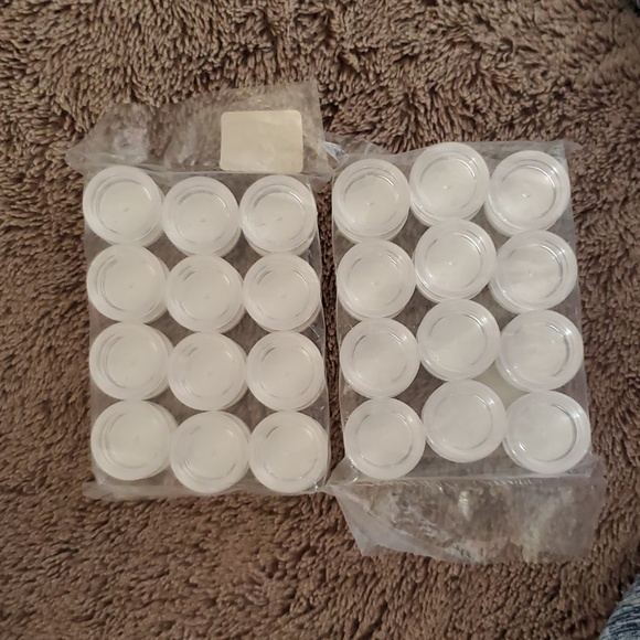 White Plastic Sample Containers - Picture 2 of 3